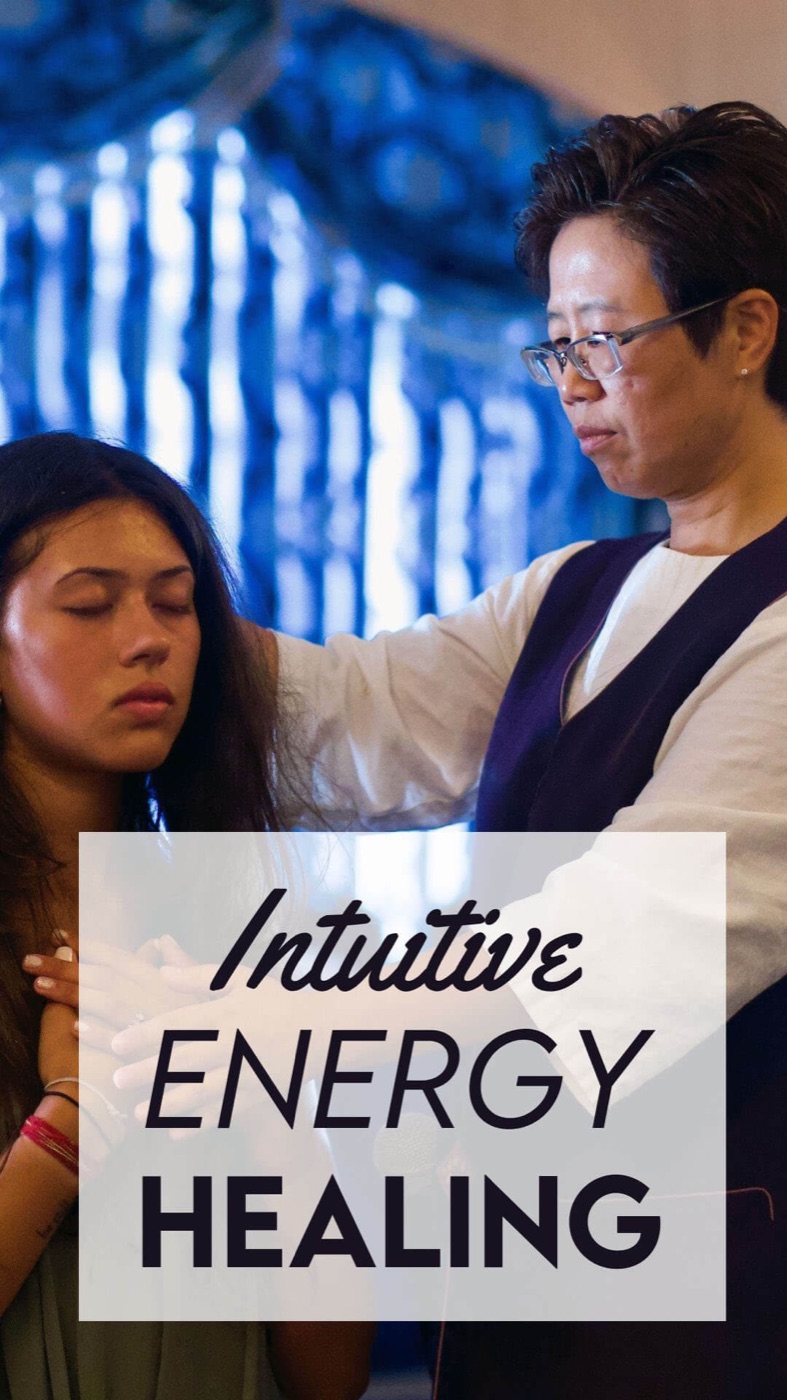 Bama Kim giving an intuitive energy healing session